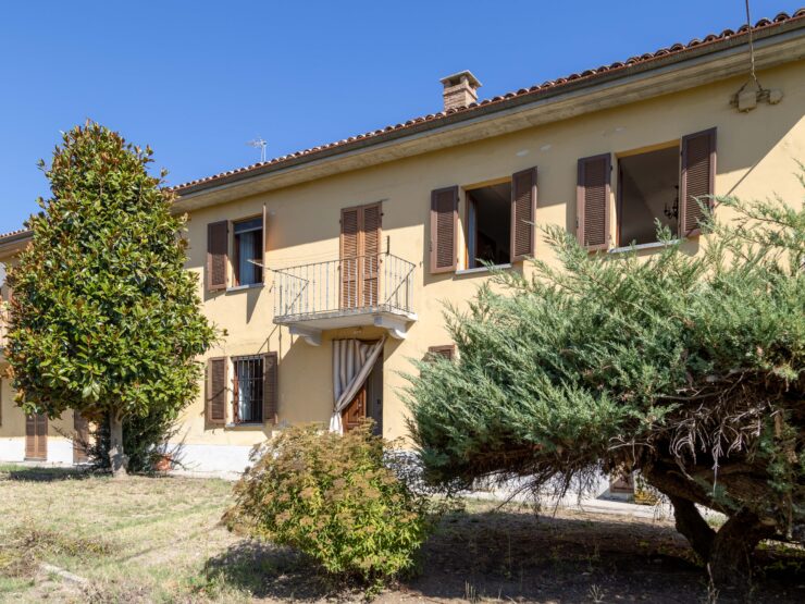 Tipico Casale tra Langa e Monferrato con Vigneto e Cantina Storica